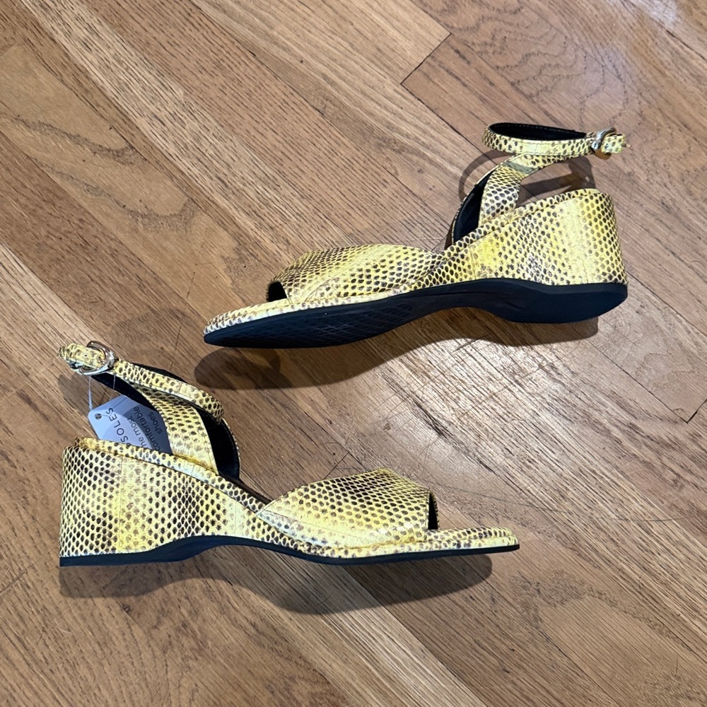 AEROSOLES Nixon Yellow Snakeskin Sandals nwt size 7.5 - Picture 3 of 12